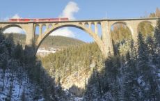 Landwasser_-Viadukt_-Davos-Wiesen_-Rhtische-Bahn_-Zug